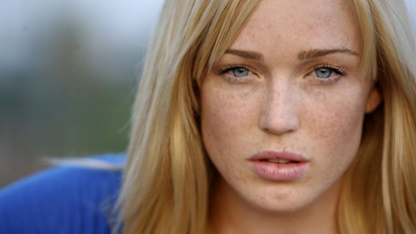 Caity-Lotz-4