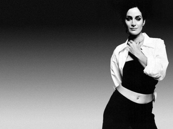 carrie-anne-moss-2