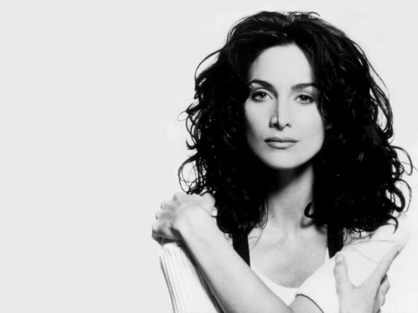carrie-anne-moss-4