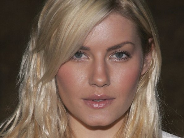 Elisha-Cuthbert-2