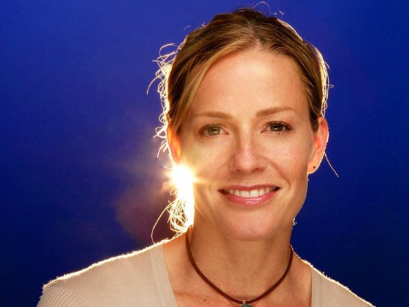 Elizabeth-Shue-6