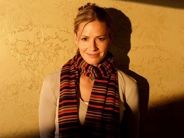 Elizabeth-Shue-9