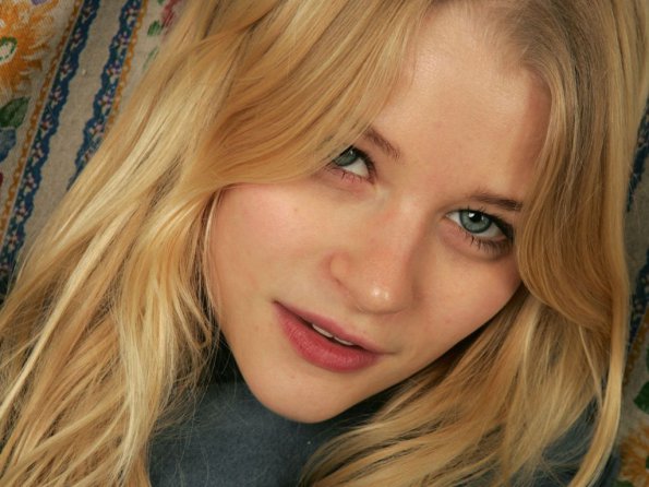 Emilie-DeRavin-22