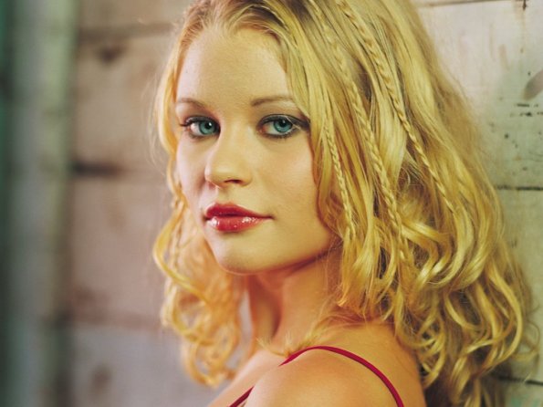 Emilie-de-Ravin-16