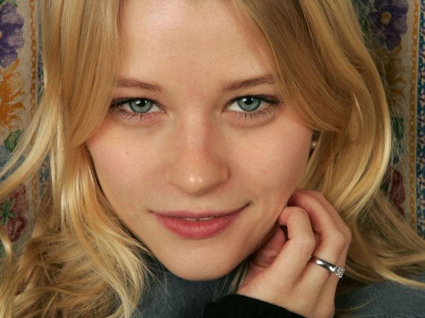 Emilie-de-Ravin-20
