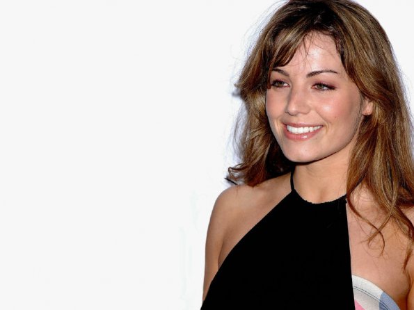 Erica-Durance-13