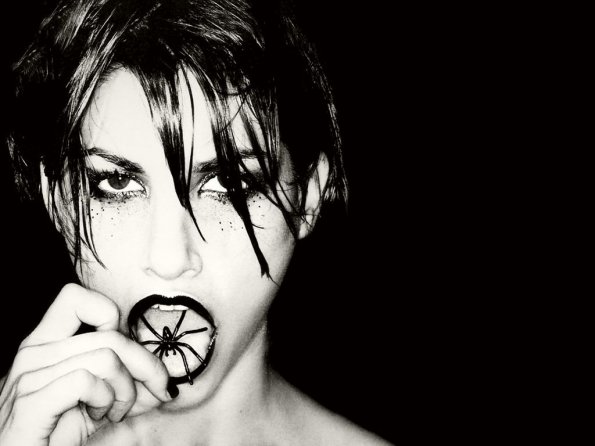 Gina-Gershon-14