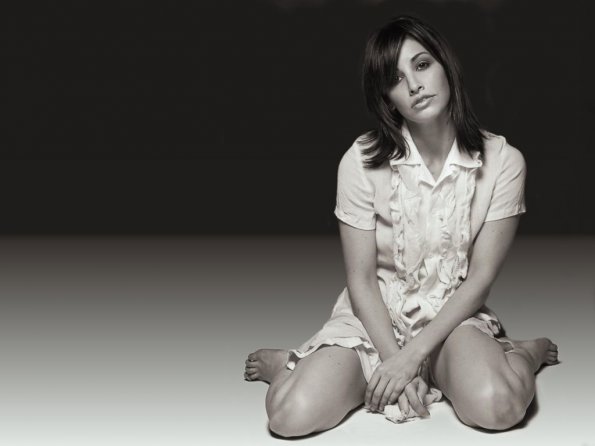 Gina-Gershon-9