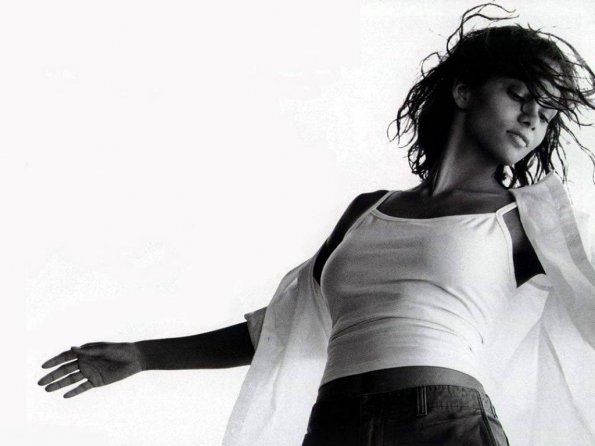 Halle-Berry-110