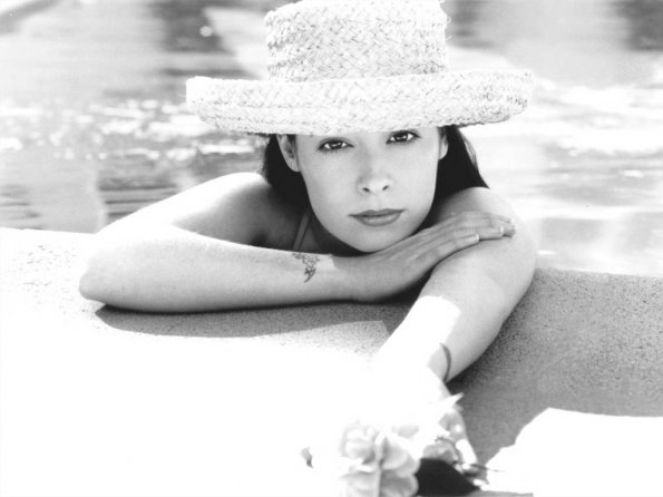Holly-Marie-Combs-16