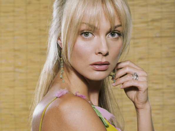 Izabella-Scorupco-33