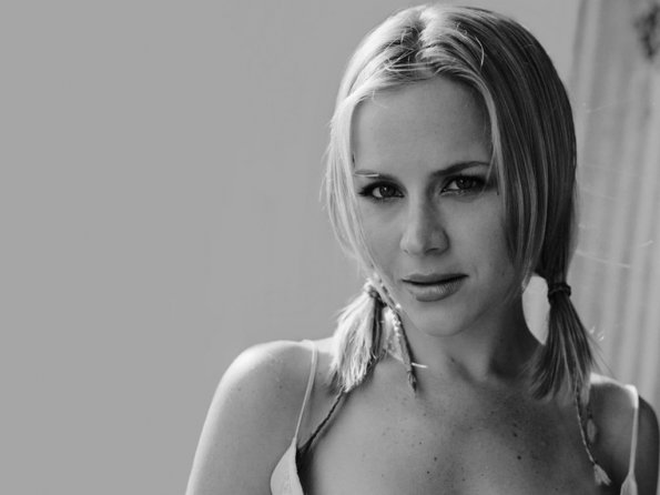 Julie-Benz-25