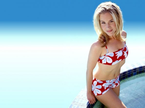 Julie-Benz-4