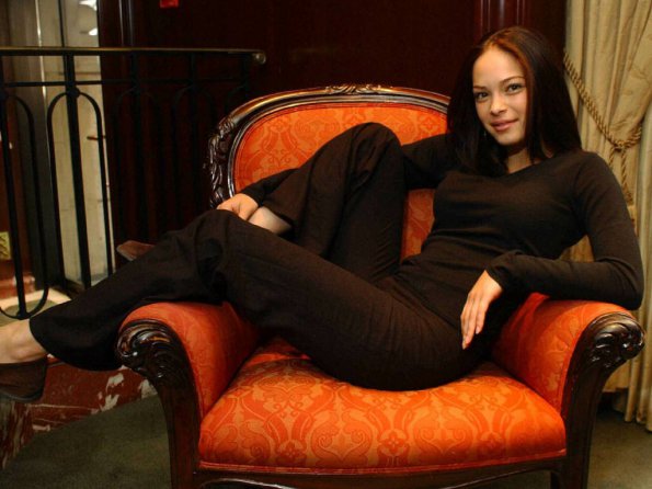Kristin-Kreuk-22