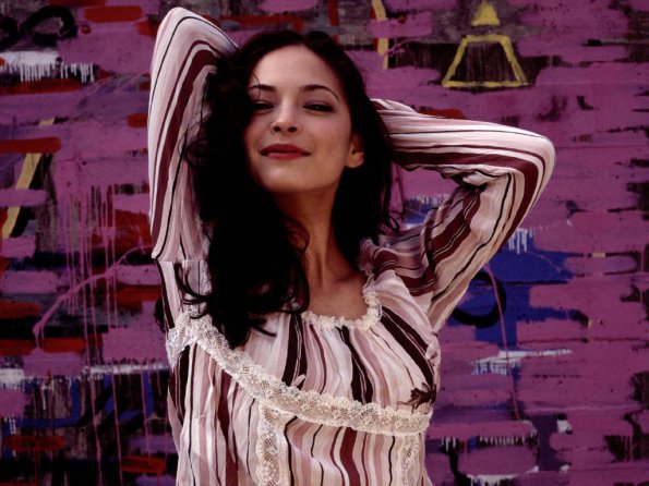 Kristin-Kreuk-23