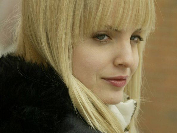 Mena-Suvari-11