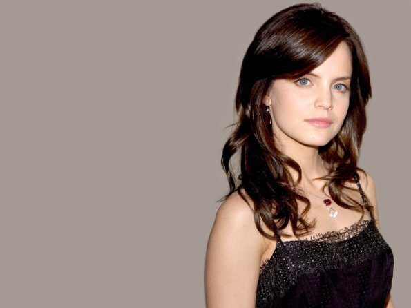 Mena-Suvari-14