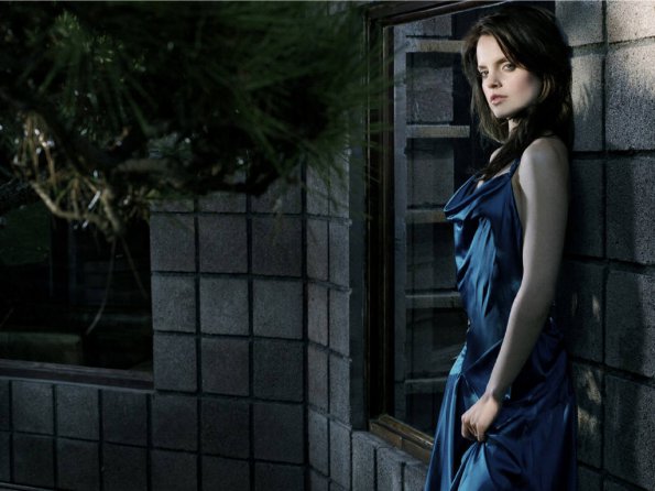 Mena-Suvari-16