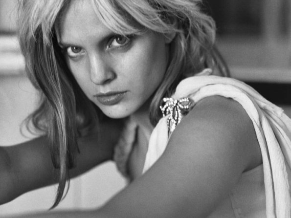 Mena-Suvari-21