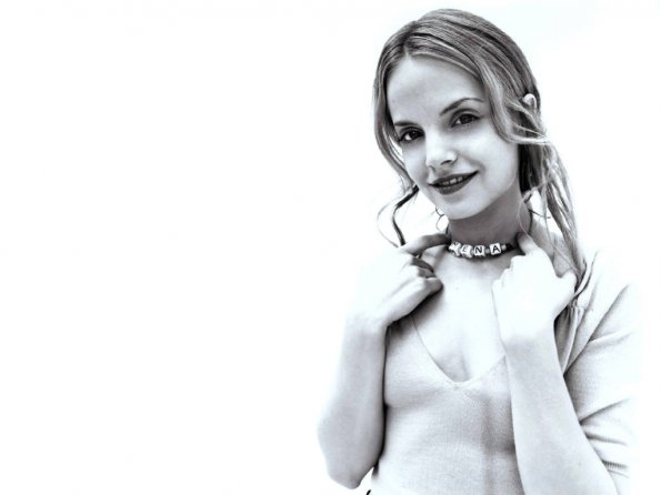 Mena-Suvari-4