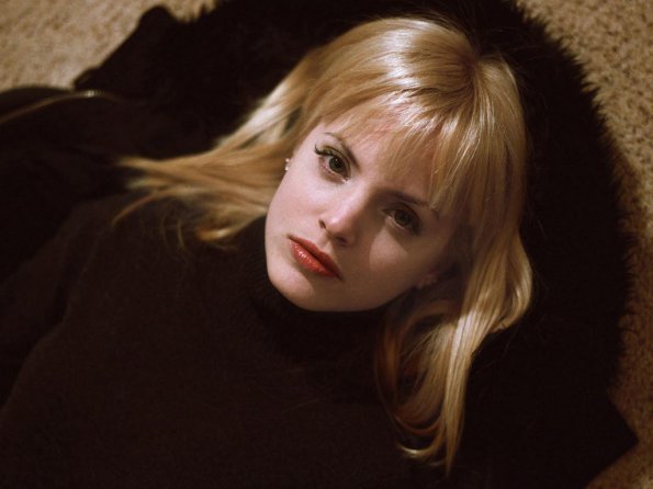 Mena-Suvari-44