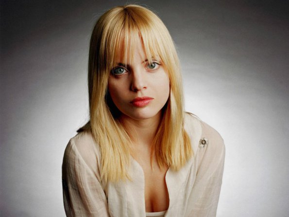 Mena-Suvari-52