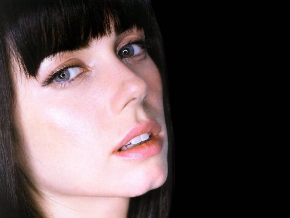 Mia-Kirshner-24