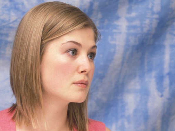 Rosamund-Pike-17