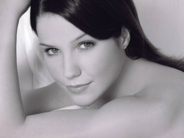 Sophia-Bush-17