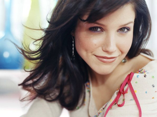 Sophia-Bush-25