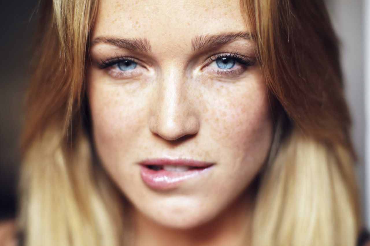 Caity-Lotz-5