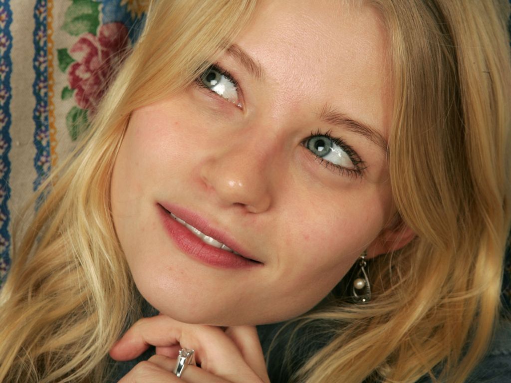 Emilie-de-Ravin-21