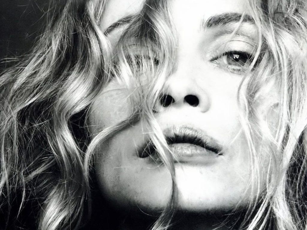 Emmanuelle-Beart-33