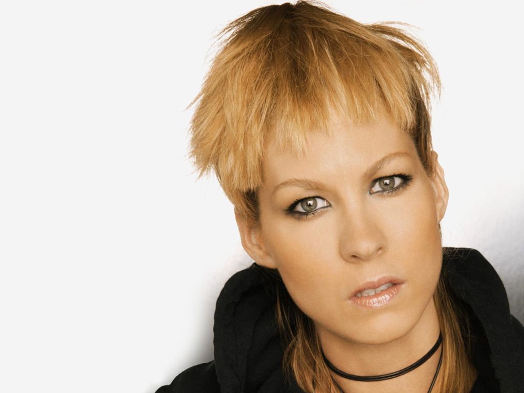 Jenna-Elfman-6
