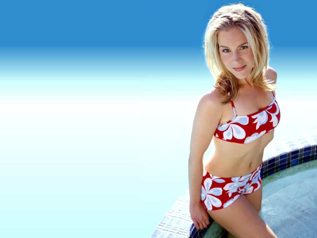 Julie-Benz-4