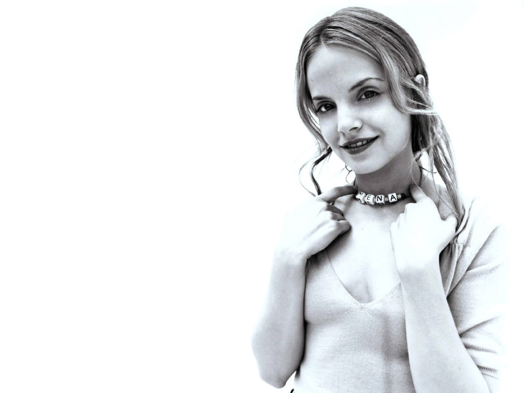 Mena-Suvari-4