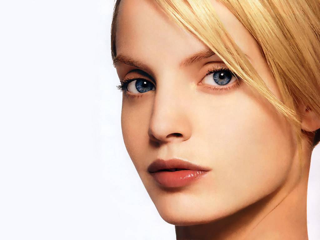 Mena-Suvari-79