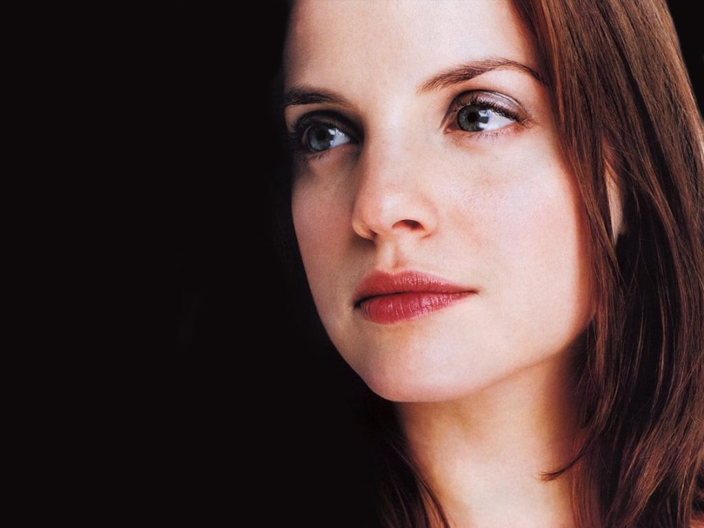 Mena-Suvari-83