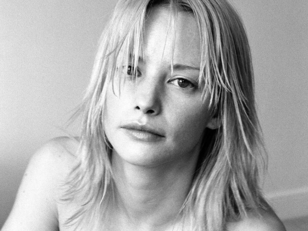Sienna-Guillory-8
